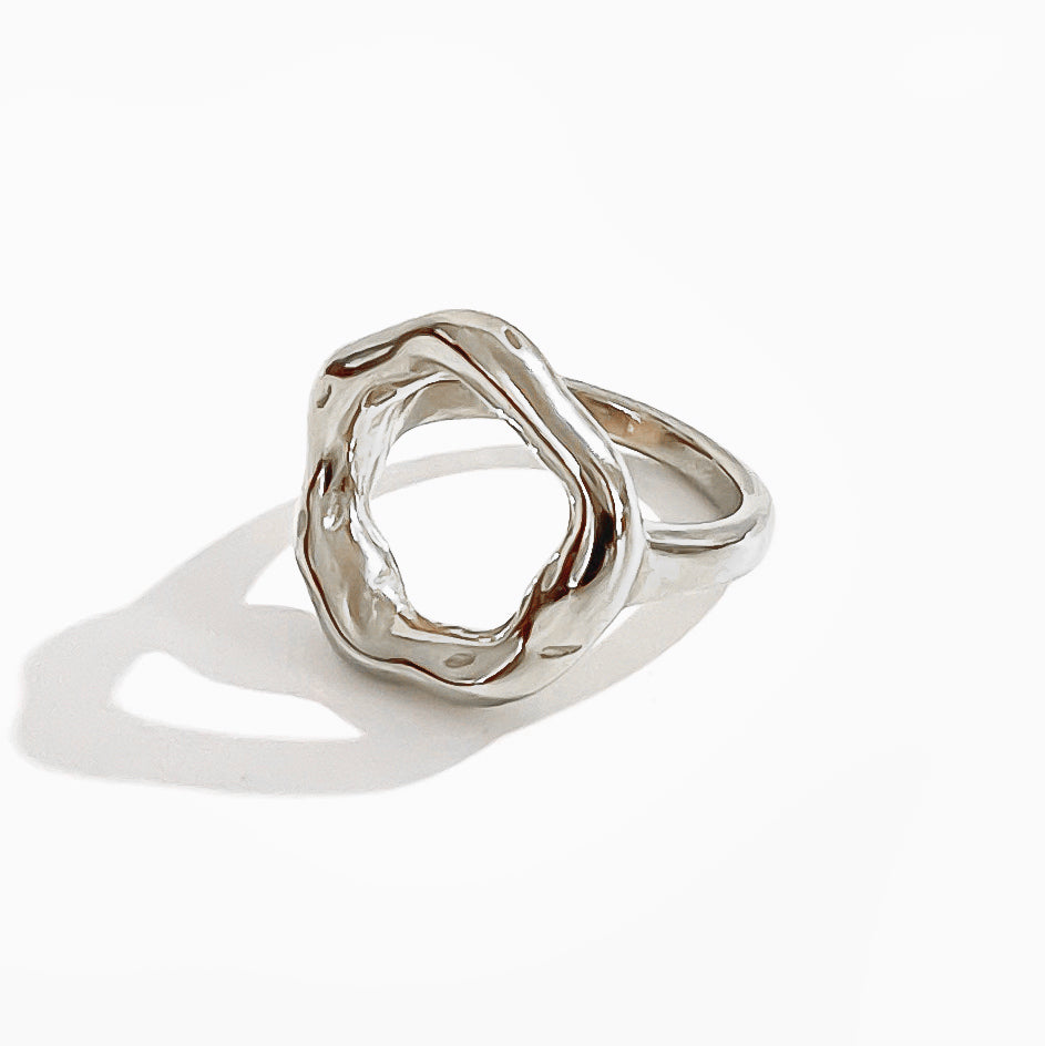 Anillo moderno y geométrico