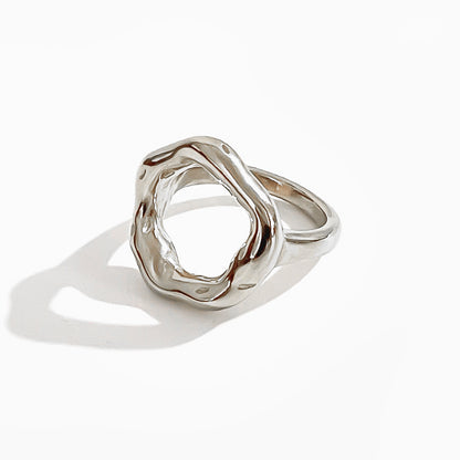 Anillo moderno y geométrico