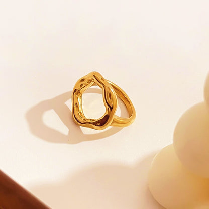 Anillo moderno y geométrico