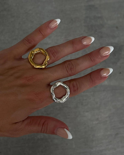 Anillo moderno y geométrico