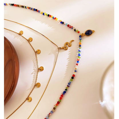 Collar de tres caídas  a diferentes altura del cuello  y diferentes tipos de cadenas