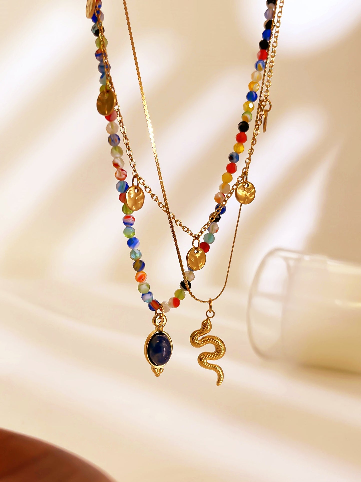 Collar de tres caídas  a diferentes altura del cuello  y diferentes tipos de cadenas