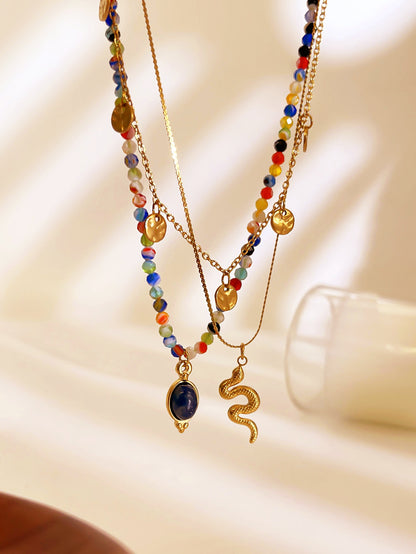 Collar de tres caídas  a diferentes altura del cuello  y diferentes tipos de cadenas