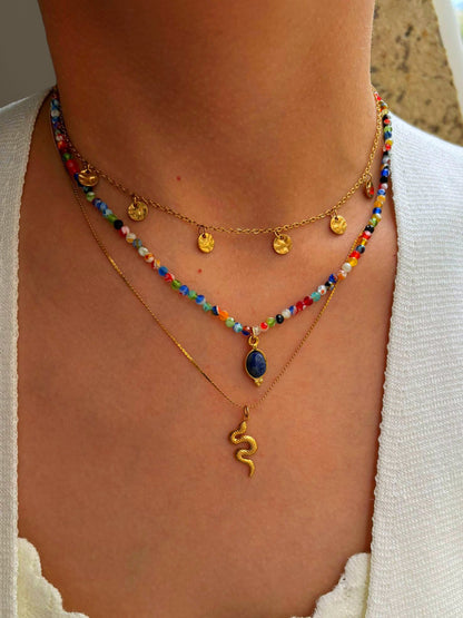 Collar de tres caídas  a diferentes altura del cuello  y diferentes tipos de cadenas