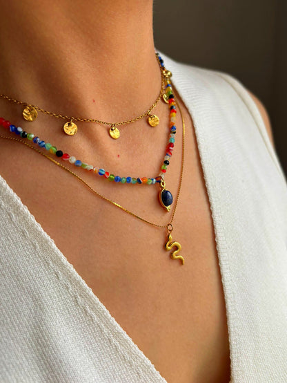 Collar de tres caídas  a diferentes altura del cuello  y diferentes tipos de cadenas